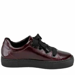 Sneaker rot Courtyard